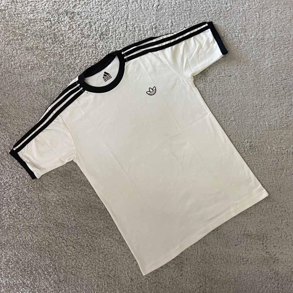 CAMISETA SUEDINE ADI - OFF