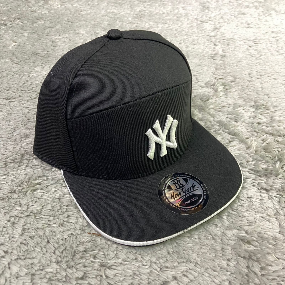 BONÉ ABA RETA NY 2 - PRETO/BRANCO